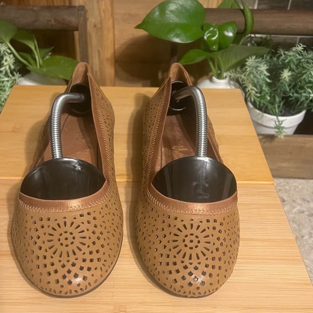 Vionic -Women's Tan Flats